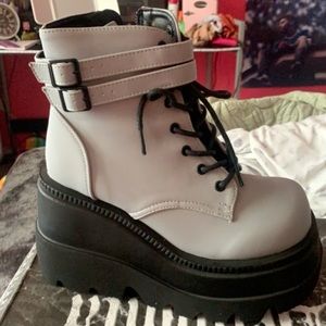 Shaker platform boots